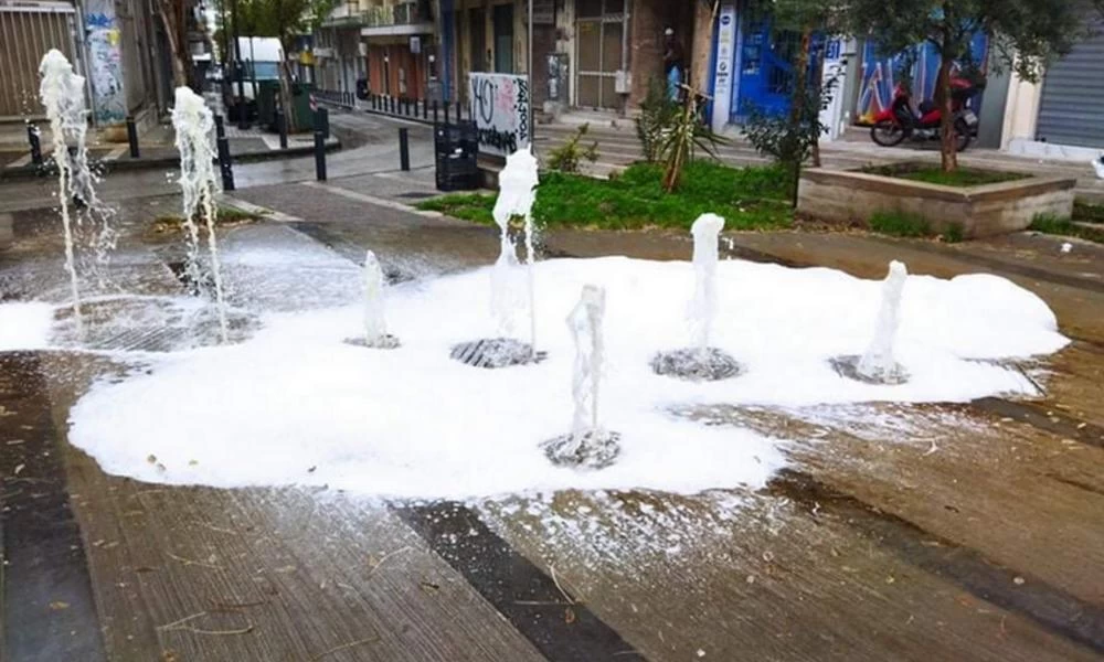 Θεσσαλονίκη: Με το στόμα ανοικτό έμειναν το πρωί οι κάτοικοι της πόλης - Άφρισε το συντριβάνι